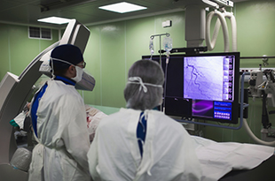 A male interventionalist and a female interventionalist perform PCI.